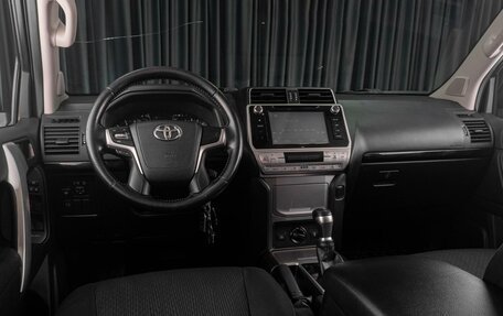 Toyota Land Cruiser Prado 150 рестайлинг, 2019 год, 4 859 000 рублей, 6 фотография