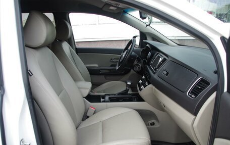 KIA Carnival III, 2017 год, 2 380 000 рублей, 10 фотография