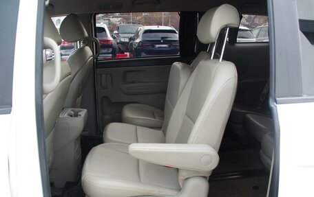 KIA Carnival III, 2017 год, 2 380 000 рублей, 15 фотография