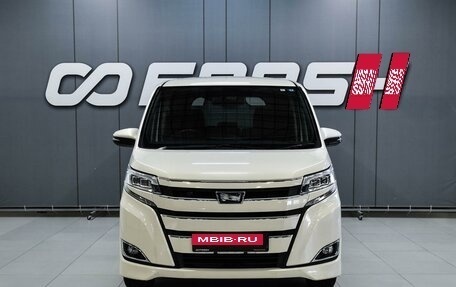 Toyota Noah III, 2018 год, 2 499 000 рублей, 3 фотография
