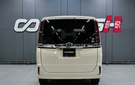 Toyota Noah III, 2018 год, 2 499 000 рублей, 4 фотография