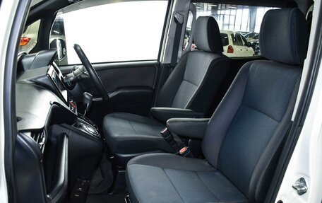 Toyota Noah III, 2018 год, 2 499 000 рублей, 10 фотография