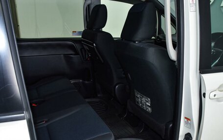 Toyota Noah III, 2018 год, 2 499 000 рублей, 14 фотография