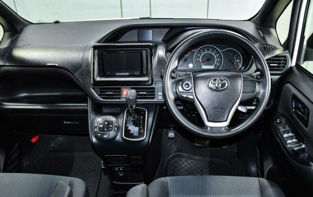 Toyota Noah III, 2018 год, 2 499 000 рублей, 16 фотография