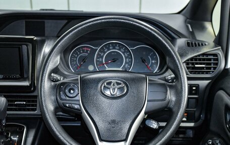 Toyota Noah III, 2018 год, 2 499 000 рублей, 17 фотография