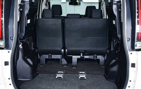 Toyota Noah III, 2018 год, 2 499 000 рублей, 29 фотография