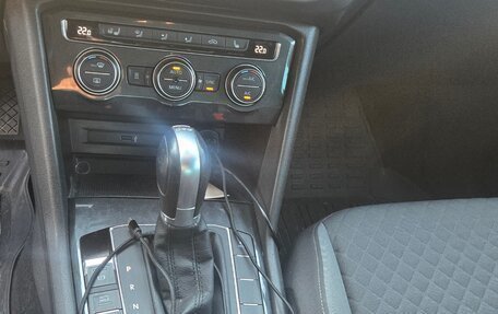 Volkswagen Tiguan II, 2018 год, 2 100 000 рублей, 11 фотография