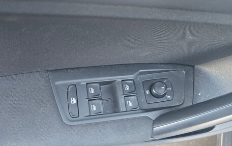 Volkswagen Tiguan II, 2018 год, 2 100 000 рублей, 13 фотография
