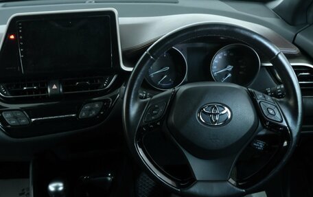 Toyota C-HR I рестайлинг, 2017 год, 2 199 000 рублей, 11 фотография