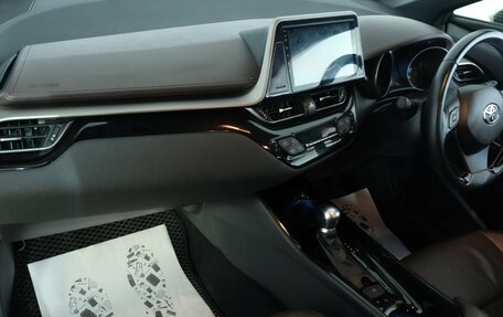 Toyota C-HR I рестайлинг, 2017 год, 2 199 000 рублей, 17 фотография