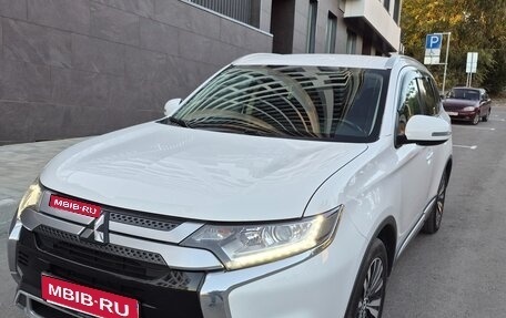 Mitsubishi Outlander III рестайлинг 3, 2019 год, 2 150 000 рублей, 1 фотография