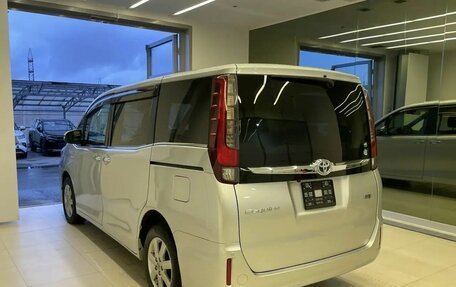 Toyota Esquire I, 2017 год, 1 870 000 рублей, 4 фотография