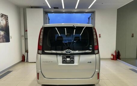 Toyota Esquire I, 2017 год, 1 870 000 рублей, 5 фотография