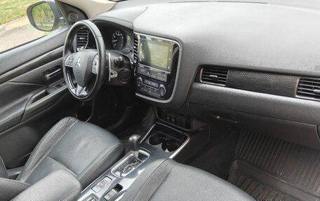 Mitsubishi Outlander III рестайлинг 3, 2017 год, 1 700 000 рублей, 7 фотография