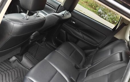 Mitsubishi Outlander III рестайлинг 3, 2017 год, 1 700 000 рублей, 6 фотография