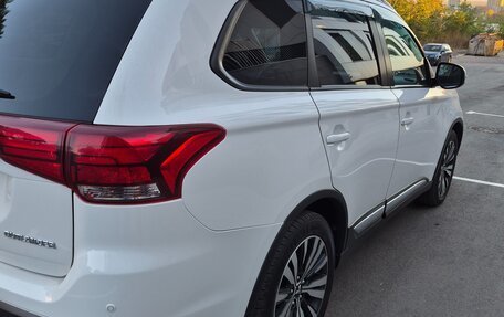 Mitsubishi Outlander III рестайлинг 3, 2019 год, 2 150 000 рублей, 3 фотография