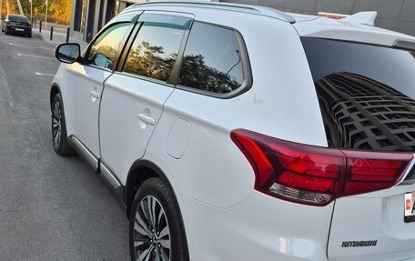 Mitsubishi Outlander III рестайлинг 3, 2019 год, 2 150 000 рублей, 2 фотография
