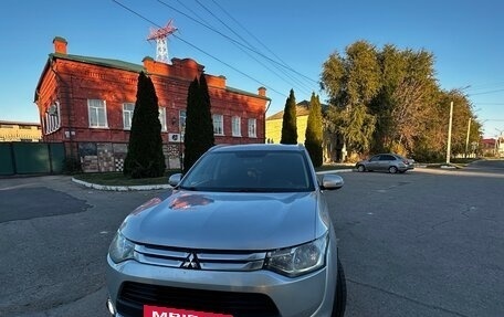 Mitsubishi Outlander III рестайлинг 3, 2014 год, 1 310 000 рублей, 8 фотография