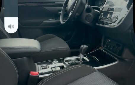 Mitsubishi Outlander III рестайлинг 3, 2019 год, 2 200 000 рублей, 3 фотография