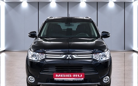 Mitsubishi Outlander III рестайлинг 3, 2013 год, 1 800 000 рублей, 2 фотография