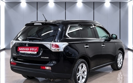Mitsubishi Outlander III рестайлинг 3, 2013 год, 1 800 000 рублей, 4 фотография