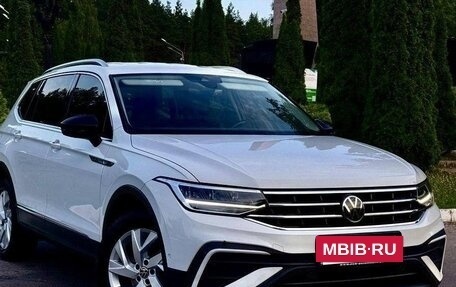 Volkswagen Tiguan II, 2022 год, 2 800 000 рублей, 2 фотография