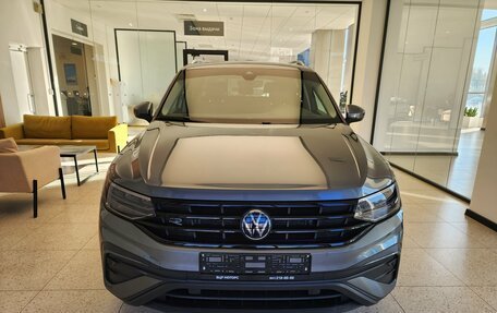 Volkswagen Tiguan II, 2021 год, 3 190 000 рублей, 2 фотография