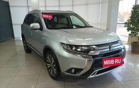 Mitsubishi Outlander III рестайлинг 3, 2019 год, 2 150 000 рублей, 3 фотография