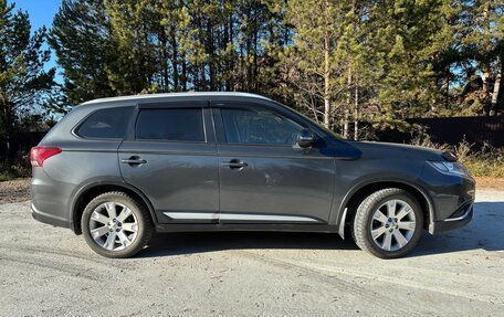 Mitsubishi Outlander III рестайлинг 3, 2018 год, 1 999 999 рублей, 2 фотография