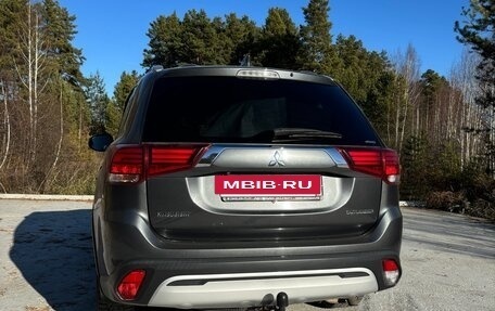 Mitsubishi Outlander III рестайлинг 3, 2018 год, 1 999 999 рублей, 4 фотография