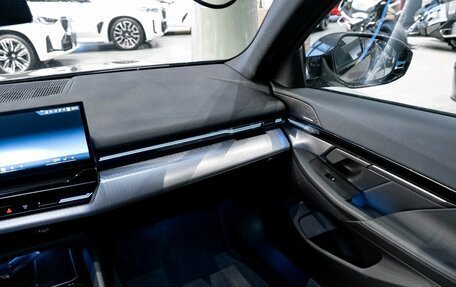 BMW 5 серия, 2024 год, 6 990 000 рублей, 38 фотография