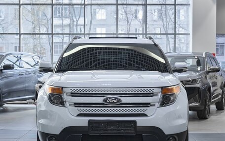 Ford Explorer V рестайлинг, 2015 год, 1 999 000 рублей, 2 фотография