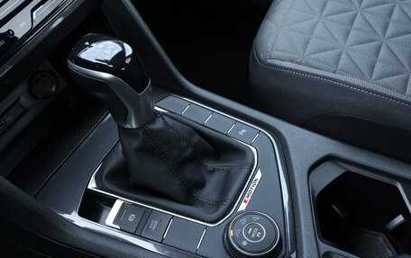 Volkswagen Tiguan II, 2021 год, 2 528 000 рублей, 19 фотография