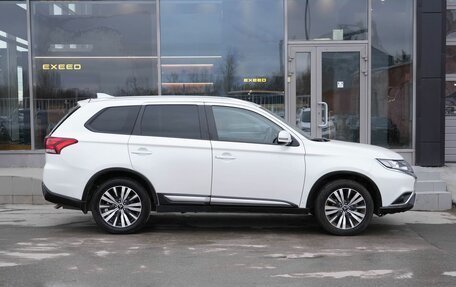 Mitsubishi Outlander III рестайлинг 3, 2021 год, 2 770 000 рублей, 4 фотография