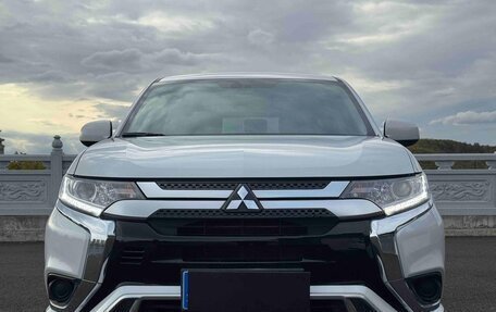 Mitsubishi Outlander III рестайлинг 3, 2022 год, 1 730 000 рублей, 2 фотография