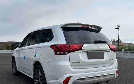 Mitsubishi Outlander III рестайлинг 3, 2022 год, 1 730 000 рублей, 5 фотография