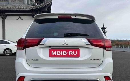 Mitsubishi Outlander III рестайлинг 3, 2022 год, 1 730 000 рублей, 6 фотография