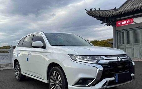 Mitsubishi Outlander III рестайлинг 3, 2022 год, 1 730 000 рублей, 3 фотография