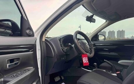 Mitsubishi Outlander III рестайлинг 3, 2022 год, 1 730 000 рублей, 8 фотография
