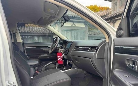 Mitsubishi Outlander III рестайлинг 3, 2022 год, 1 730 000 рублей, 9 фотография