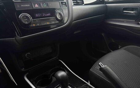 Mitsubishi Outlander III рестайлинг 3, 2022 год, 1 730 000 рублей, 15 фотография