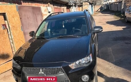 Mitsubishi Outlander III рестайлинг 3, 2011 год, 900 000 рублей, 1 фотография