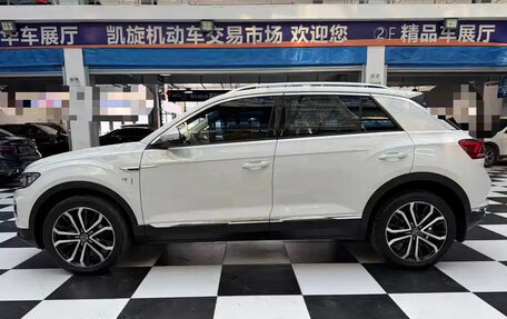 Volkswagen T-Roc I, 2023 год, 1 490 000 рублей, 2 фотография