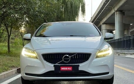 Volvo V40 II рестайлинг, 2019 год, 1 050 000 рублей, 2 фотография