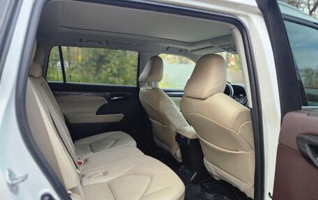 Toyota Highlander, 2021 год, 4 990 000 рублей, 7 фотография