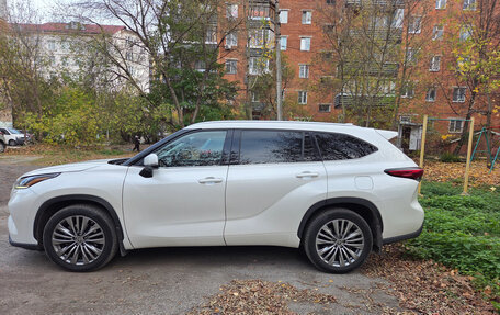 Toyota Highlander, 2021 год, 4 990 000 рублей, 3 фотография