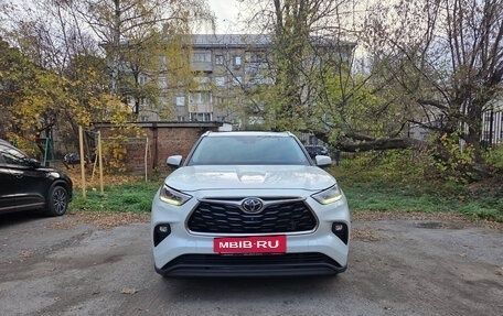Toyota Highlander, 2021 год, 4 990 000 рублей, 2 фотография