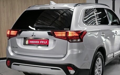 Mitsubishi Outlander III рестайлинг 3, 2022 год, 2 550 000 рублей, 10 фотография