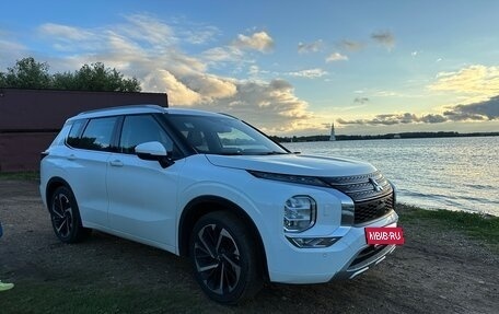 Mitsubishi Outlander, 2023 год, 3 550 000 рублей, 2 фотография