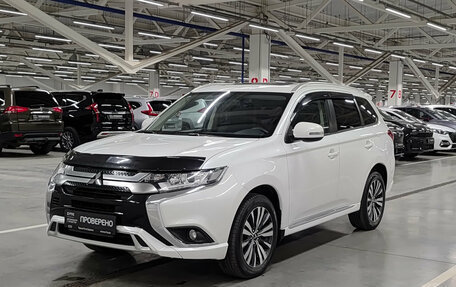 Mitsubishi Outlander III рестайлинг 3, 2022 год, 2 390 000 рублей, 5 фотография